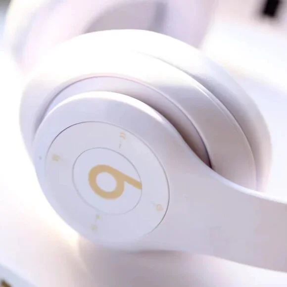 Beats Studio3 Bluetooth Wireless Noise Cancelling Headphones White